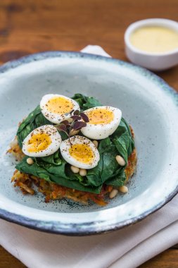 Bıldırcın yumurta Floransalı ıspanak ve rosti ile