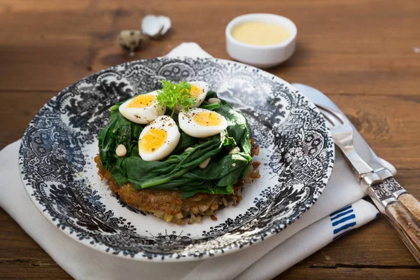 Rosti rematado con espinacas y huevos de codorniz —  Fotos de Stock