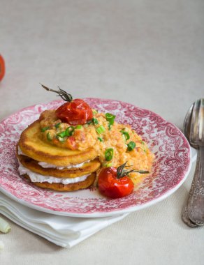 Geleneksel Kolombiya kahvaltı huevos pericos Mısır kek ile