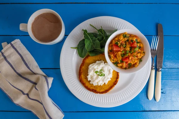 Traditionell colombianska frukost huevos pericos med majs kakor — Stockfoto