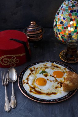 CİLBİR, baharatlı tereyağı ve otlar, yoğurtlu yumurta ekmek ve çay, Türk mutfağı, kopya alanı ile hizmet.