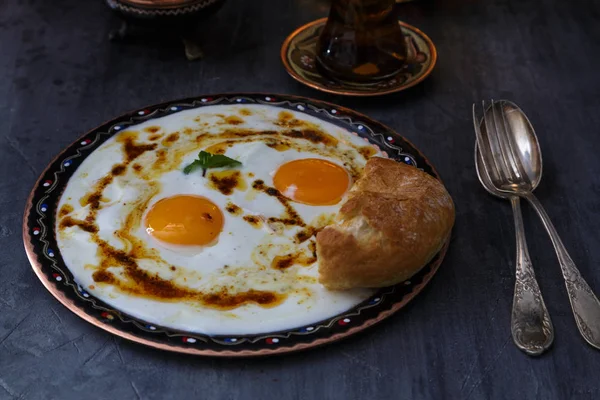 Cilbir, huevos en yogur con mantequilla especiada y hierbas, servido con pan y té, cocina turca, espacio para copiar —  Fotos de Stock