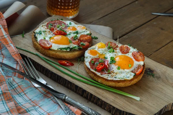 Dos pan tostado con huevo frito lado soleado y tomate —  Fotos de Stock