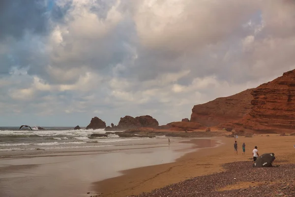 Vista da praia de Legzira, costa oceânica em Marrocos, vista em arco . — Fotografia de Stock