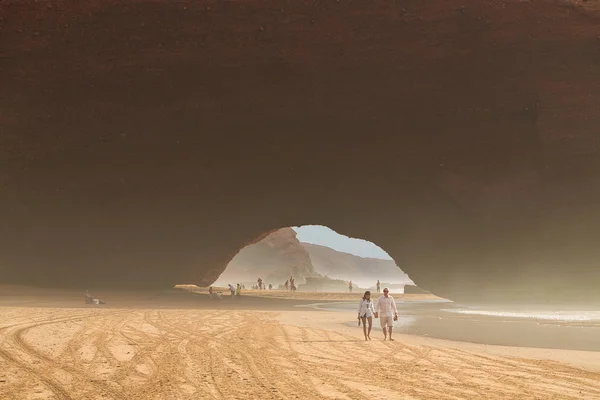 Vista da praia de Legzira, costa oceânica em Marrocos, vista em arco . — Fotografia de Stock