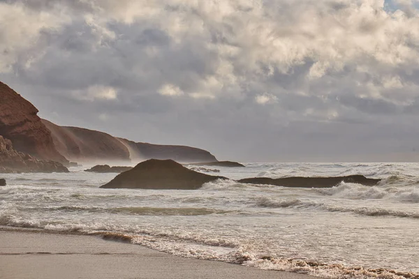 Vista da praia de Legzira, costa oceânica em Marrocos, vista em arco . — Fotografia de Stock