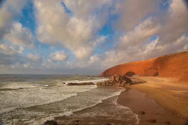 Vista deslumbrante de uma praia de Legzira em Marrocos . — Fotografia de Stock