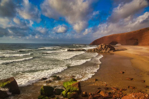 Захоплюючим видом на Legzira пляжі в Марокко. — стокове фото