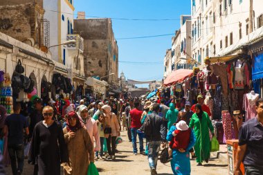 Essaouira, Fas - 17 Ağustos: Essaouira Medine'de insanların yürüme geleneksel Çarşısı. Tam eski kasaba Essaouira