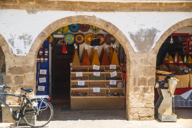 Essaouira, Fas. Ağustos, 2017: Eskiler baharat Dükkanı Essaouira eski şehirde, Fas