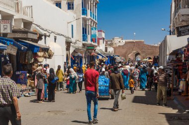 Essaouira, Fas - 18 Kasım: Essaouira Medine'de insanların yürüme geleneksel Çarşısı. Tam eski kasaba Essaouira