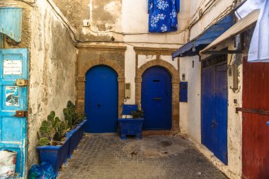 Essaouira, Fas sokaklarında eski mavi kapı