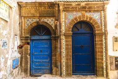 Essaouira, Fas sokaklarında eski mavi kapı