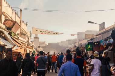 Essaouira, Fas - 18 Kasım: Essaouira Medine'de insanların yürüme geleneksel Çarşısı. Tam eski kasaba Essaouira