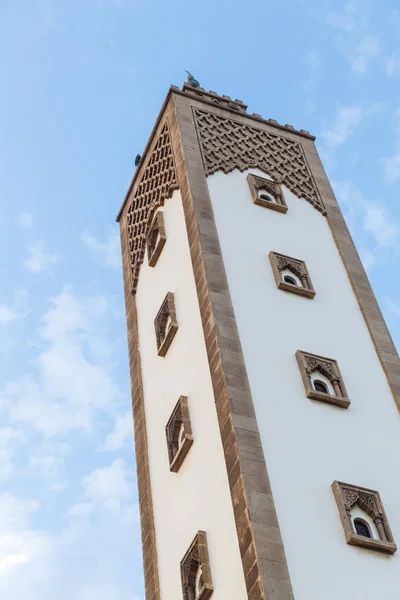 Tour de la mosquée à Agadir, Maroc, vue du bas — Photo