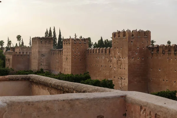 Vieille muraille médiévale taroudante et allée des palmiers, Maroc — Photo