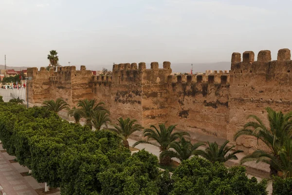 Vieille muraille médiévale taroudante et allée des palmiers, Maroc — Photo