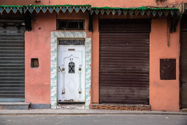 Hermosa calle antigua de Marrakech con edificios rojos y puertas viejas, Marruecos . —  Fotos de Stock