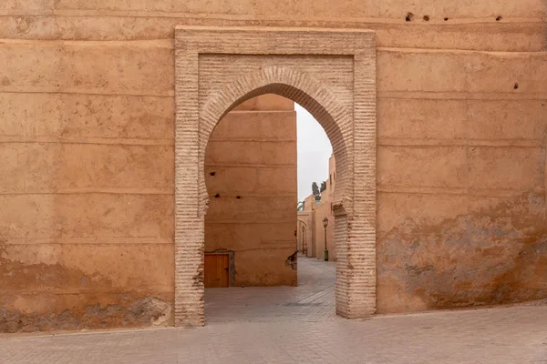 Bella vecchia strada di Marrakech con edifici rossi e vecchie porte, Marocco . — Foto Stock