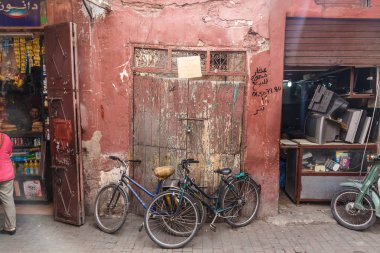 Marrakech, Fas - Ağustos 2017: Marakeş eski şehir kırmızı sokaklar.