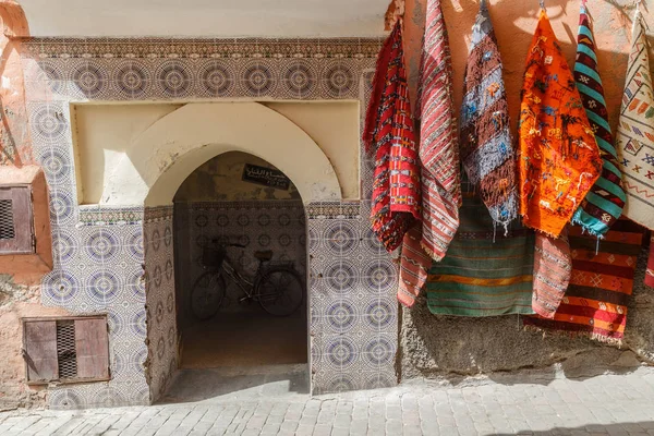 Marrakech, Marruecos - agosto 2017: Marrakech casco antiguo calles rojas . —  Fotos de Stock