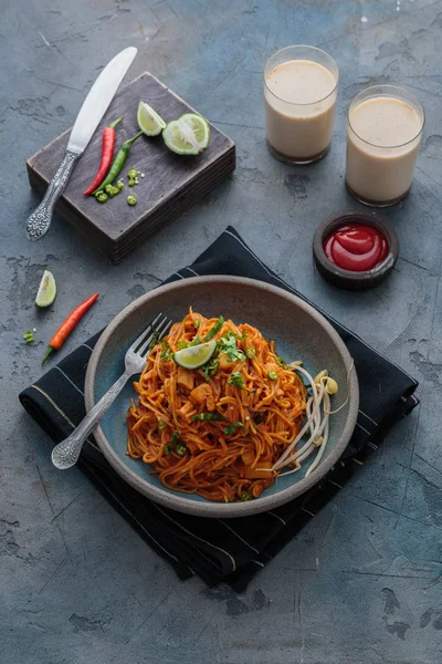 Picante asiático mee goreng mamak con huevos, ketchup y chile, vista superior —  Fotos de Stock