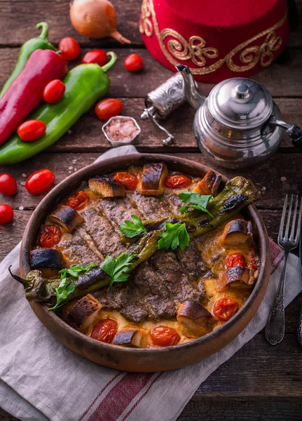 Türkischer Dönerspieß im Keramiktopf mit Gemüse — Stockfoto