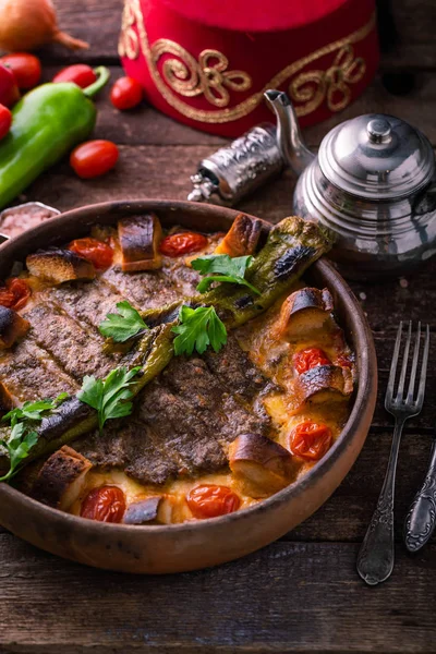 Carne picada picante kebab com pimenta e pão — Fotografia de Stock