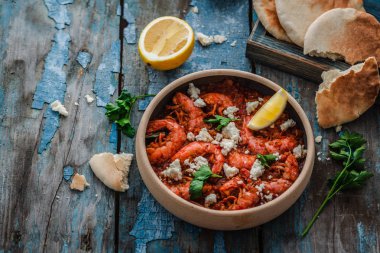 Beyaz peynir veya saganaki ile domates soslu büyük karides, kopya alanı