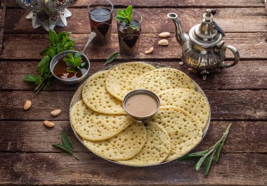 Bal, badem sosu ve nane çayı ile Baghrir