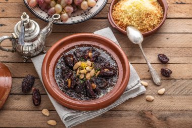 Hurma ve almongs ile sığır fas tajine