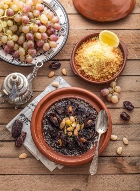 Kuskus ve üzüm ile sığır eti Tajine