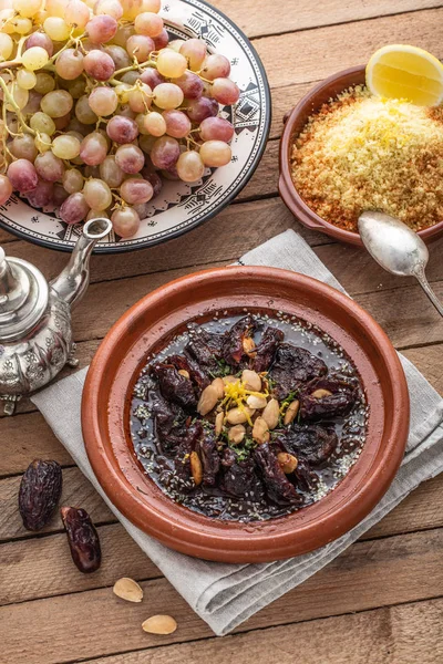 Марокканский таджин говядины с финиками и миндалем — стоковое фото