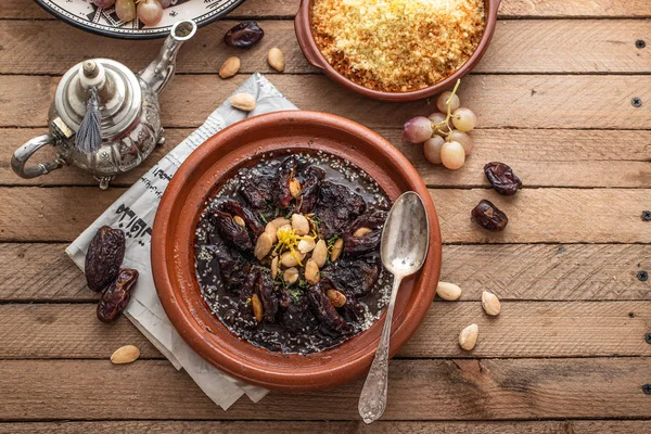 Tajine de ternera de cocción lenta con dátiles, pasas y almendras - cocina marroquí, espacio para copiar —  Fotos de Stock