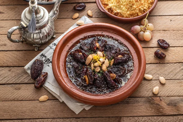 Carne de res poco cocida con dátiles, pasas y almendras - tajina marroquí —  Fotos de Stock