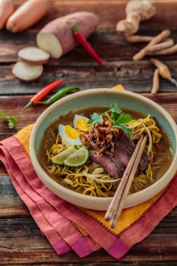 Yemek çubukları ile baharatlı me rebus Kase, Malezya mutfağı