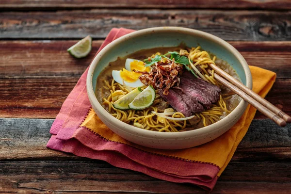 Malaisie nouilles épicées Mee Rebus avec œuf de boeuf et oignon frit, espace de copie — Photo