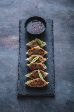 Siyah taş plaka üzerinde Japon gyoza köfte, kopya alanı