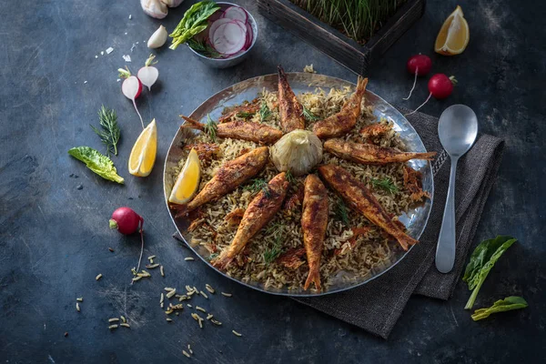 Rijst Pilaf met verschillende kruiden en vissen. Perzische keuken — Stockfoto