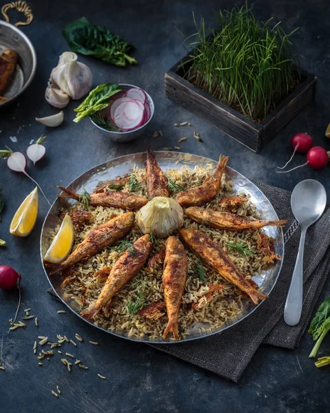 Farklı otlar ve balık ile Pirinç pilavı. farsça mutfağı — Stok fotoğraf