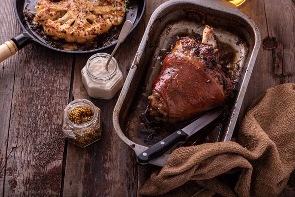 Bal sırlı domuz eti bira ile knuckle. kopyalama alanı