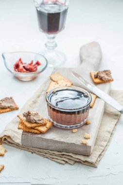 Beyaz bir arka plan üzerinde cips ile karaciğer pate. Seçici odaklama.