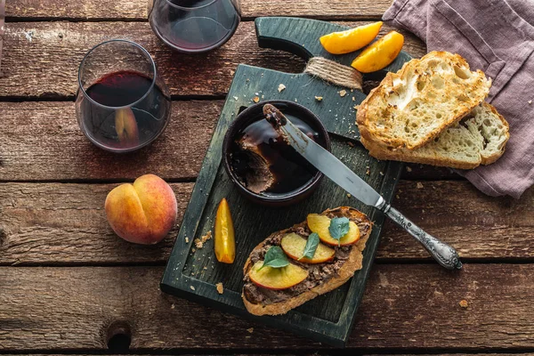 Хлеб с паштетом печени и ломтиками персика — стоковое фото