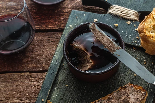 陶瓷锅与肝酱，质朴的风格 — 图库照片