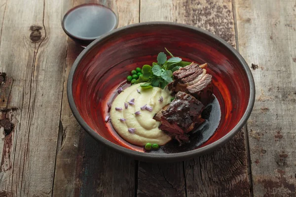 Delicious beef short ribs and mashed potato — Stock Photo, Image