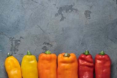 Olgun Renkli Ramiro Biber taş arka plan, kopya alanı