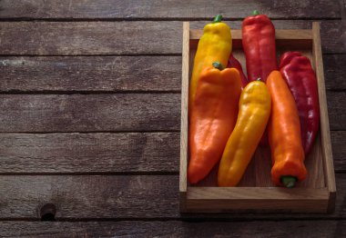 Olgun Renkli Ramiro Biber Ahşap kutu kopyalama alanı