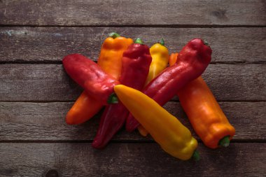 Ripe Renkli Ramiro Biber Rustik Ahşap arka plan üzerinde