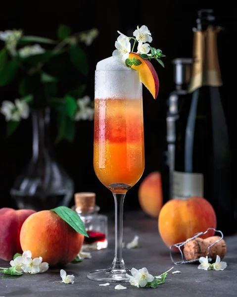 Gelaagde Bellini cocktail met perziken op donkere achtergrond — Stockfoto