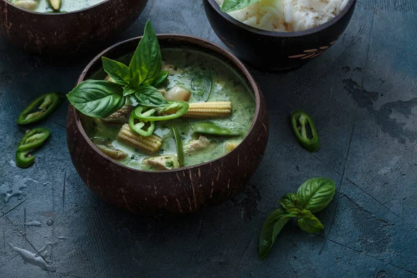 Würziges grünes Curry mit Kopierraum, thailändisches Essen — Stockfoto